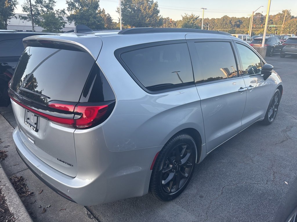 2024 Chrysler Pacifica Limited photo 4