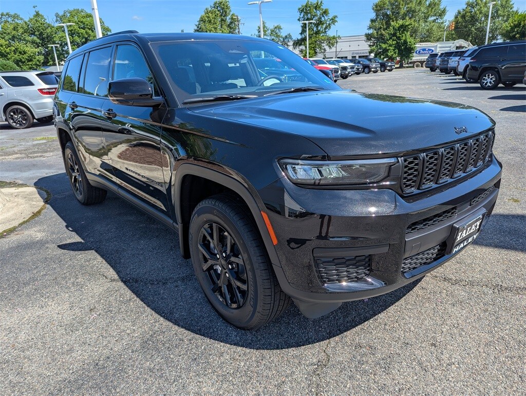 2025 Jeep Grand Cherokee Altitude photo 2