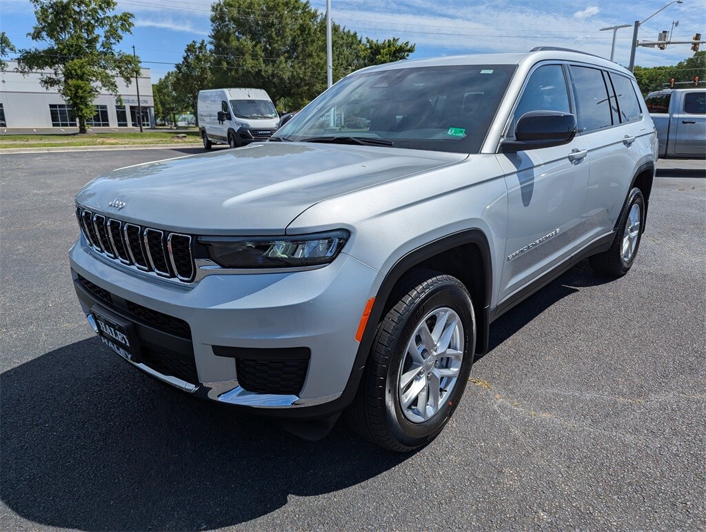 2025 Jeep Grand Cherokee Laredo photo 3