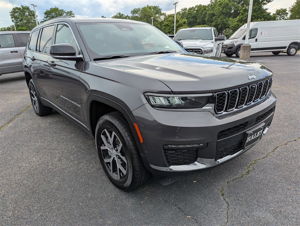 2025 Jeep Grand Cherokee Limited photo 2