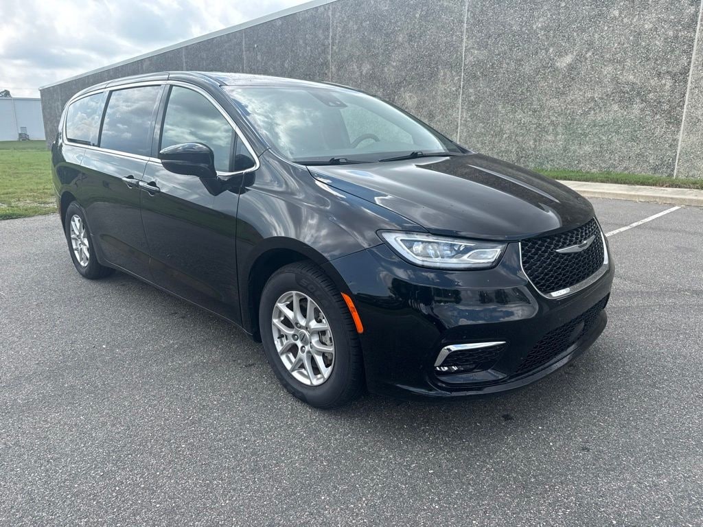 Used 2025 Chrysler Pacifica Select Van Passenger Van