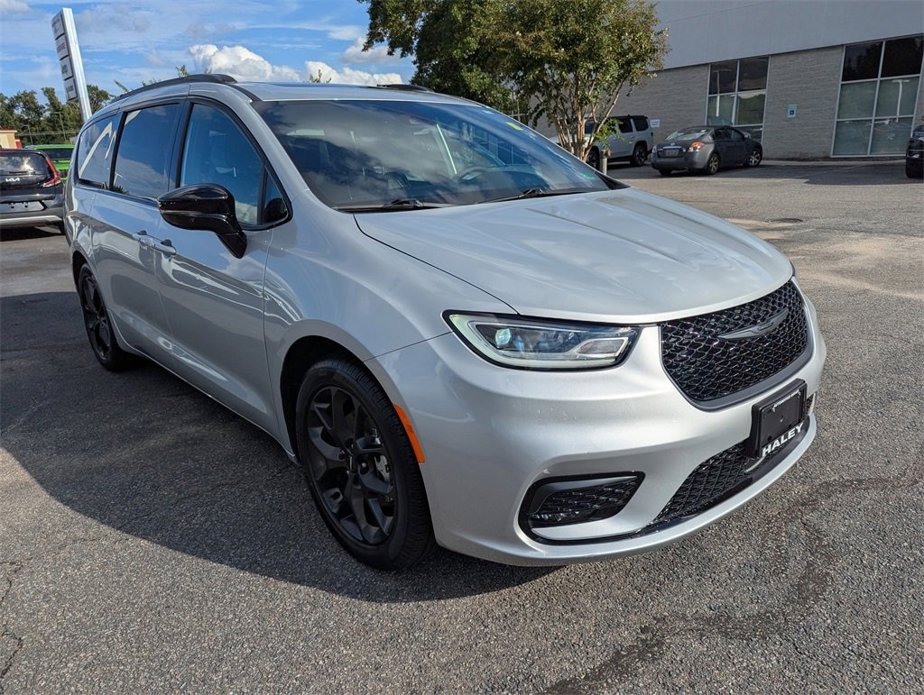 Used 2024 Chrysler Pacifica Limited Van Passenger Van