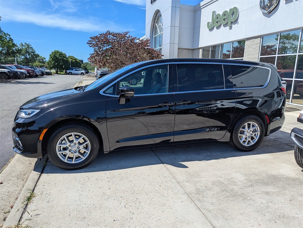 2025 Chrysler Pacifica photo 4