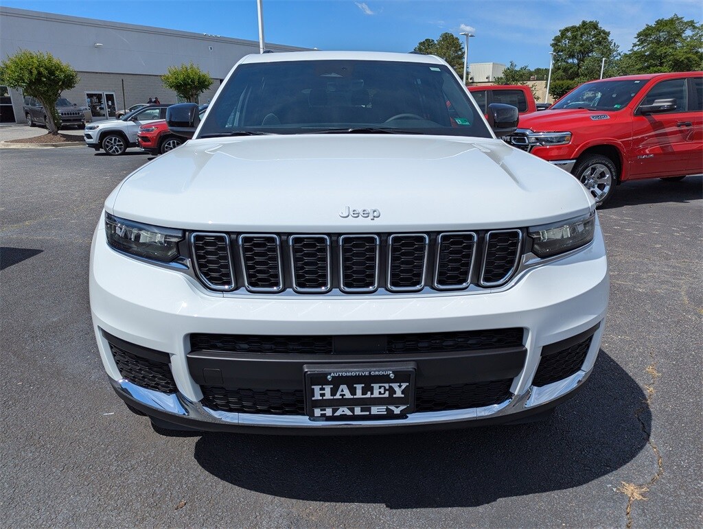 2025 Jeep Grand Cherokee Laredo photo 2