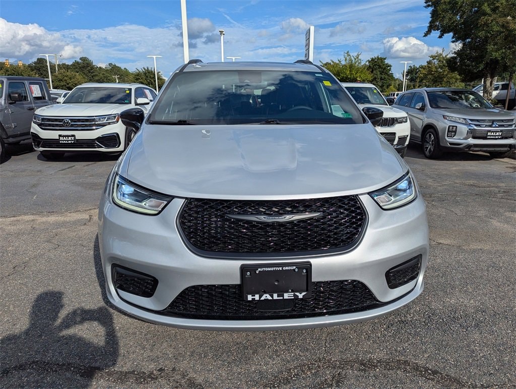 Used 2024 Chrysler Pacifica Limited Van Passenger Van