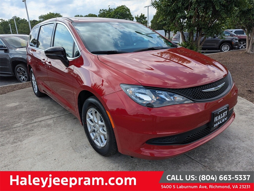 2025 Chrysler Voyager LX