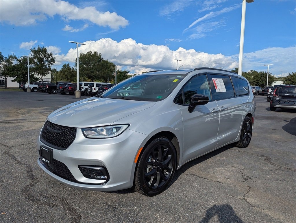 Used 2024 Chrysler Pacifica Limited Van Passenger Van