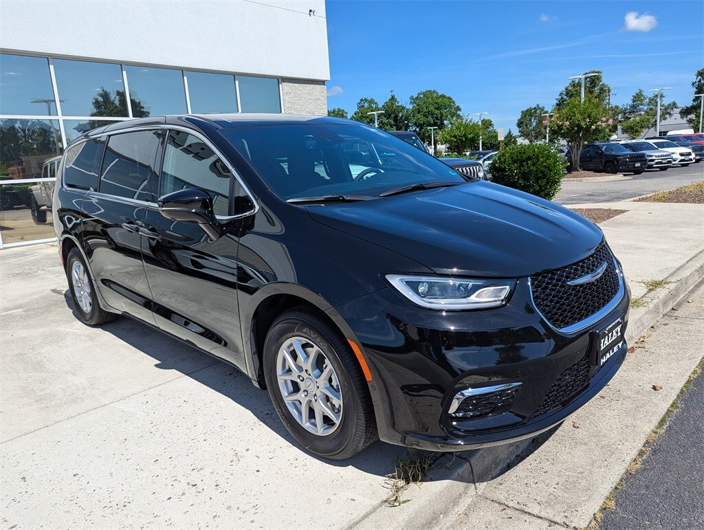 2025 Chrysler Pacifica photo 2