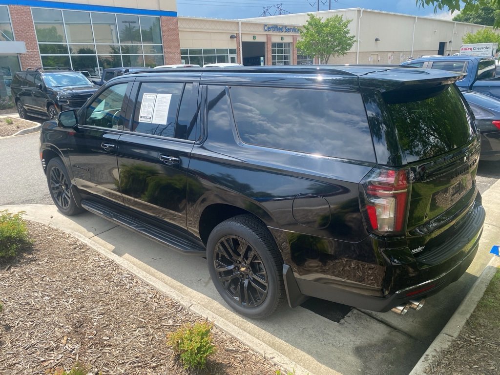 2022 Chevrolet Suburban RST photo 2