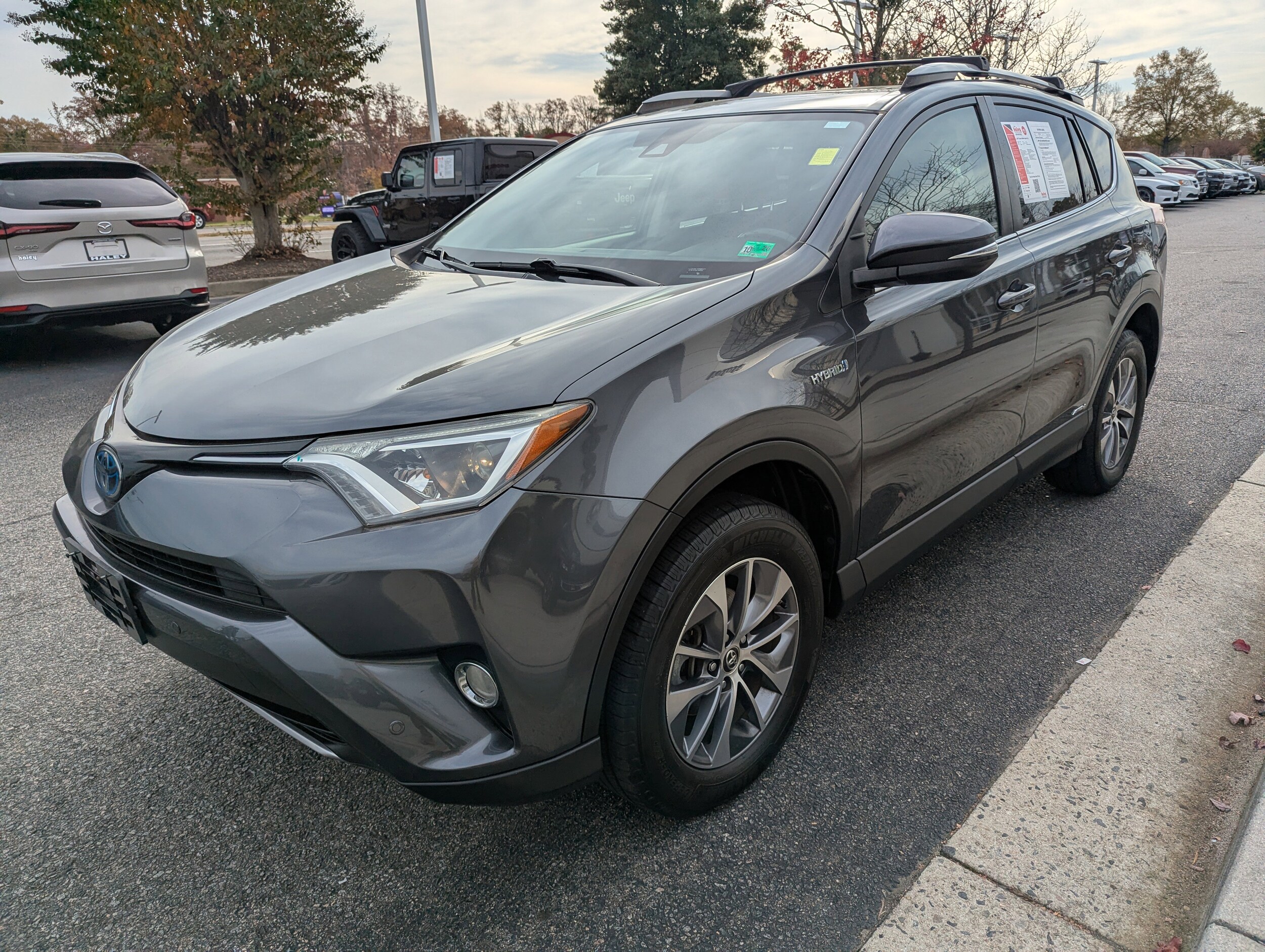 2017 Toyota RAV4 Hybrid XLE photo 2
