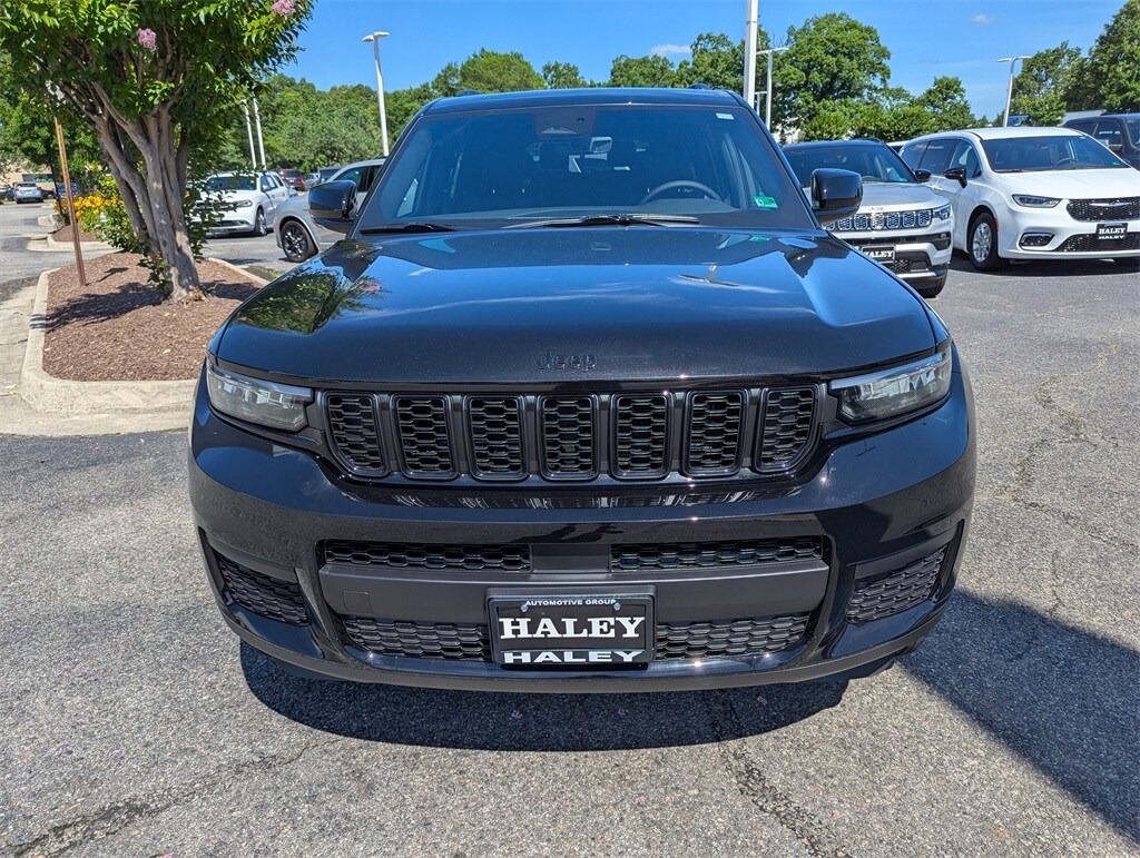 2025 Jeep Grand Cherokee Altitude photo 3