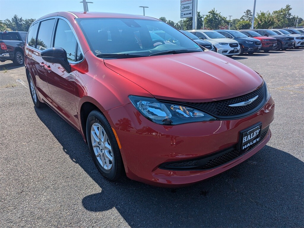 2025 Chrysler Voyager LX photo 2