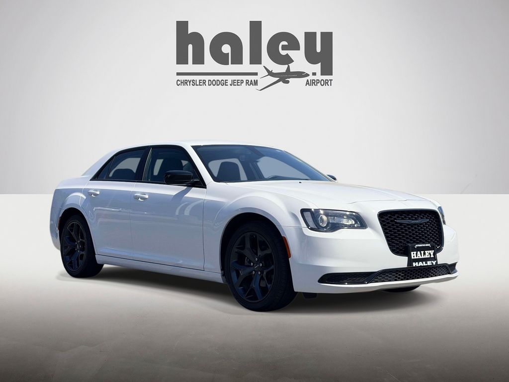 2023 Chrysler 300 Touring's photo