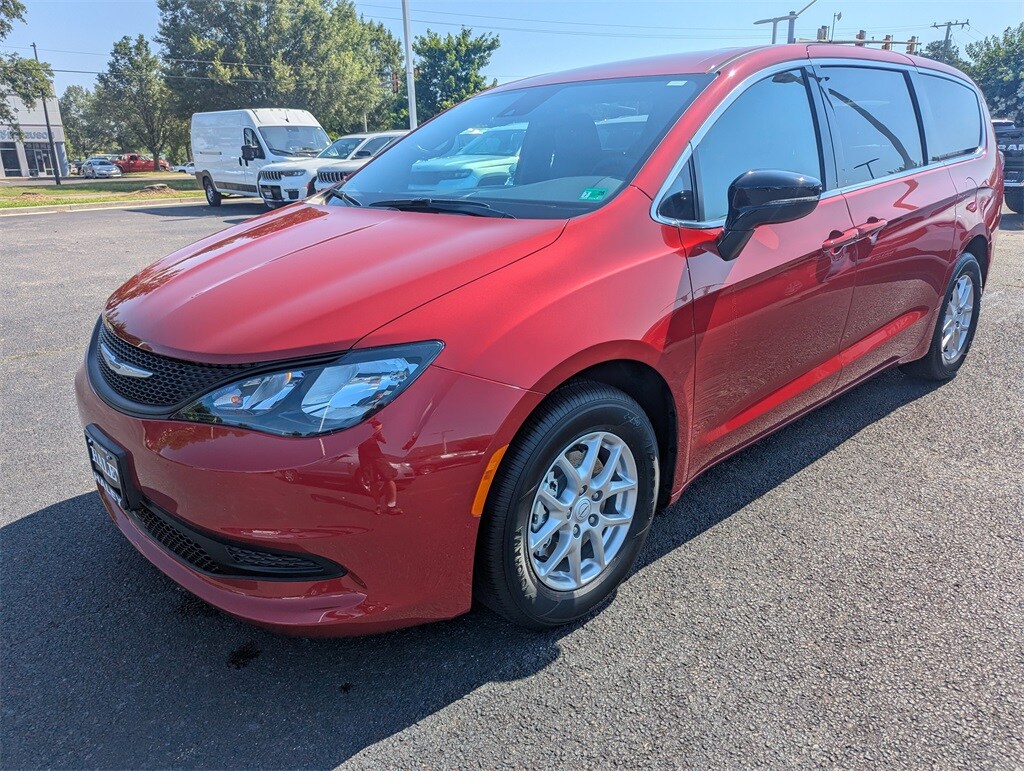 2025 Chrysler Voyager LX photo 4