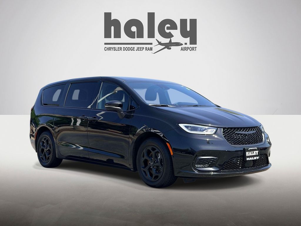 2023 Chrysler Pacifica Hybrid Touring L Hybrid's photo
