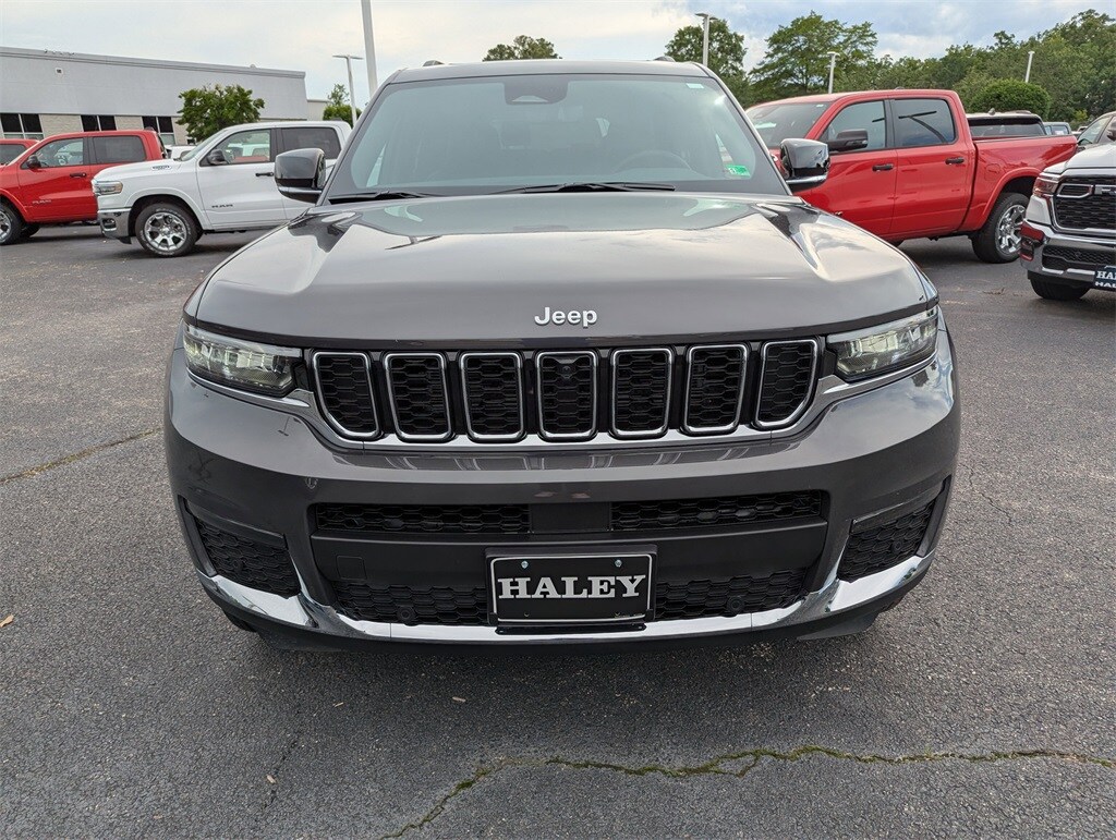2025 Jeep Grand Cherokee Limited photo 3