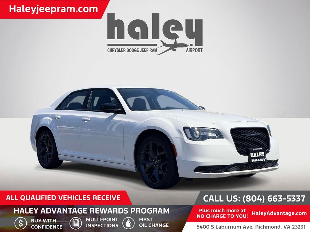 2023 Chrysler 300 Touring's photo