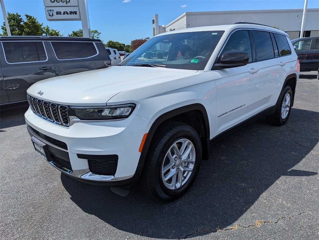 2025 Jeep Grand Cherokee Laredo photo 3