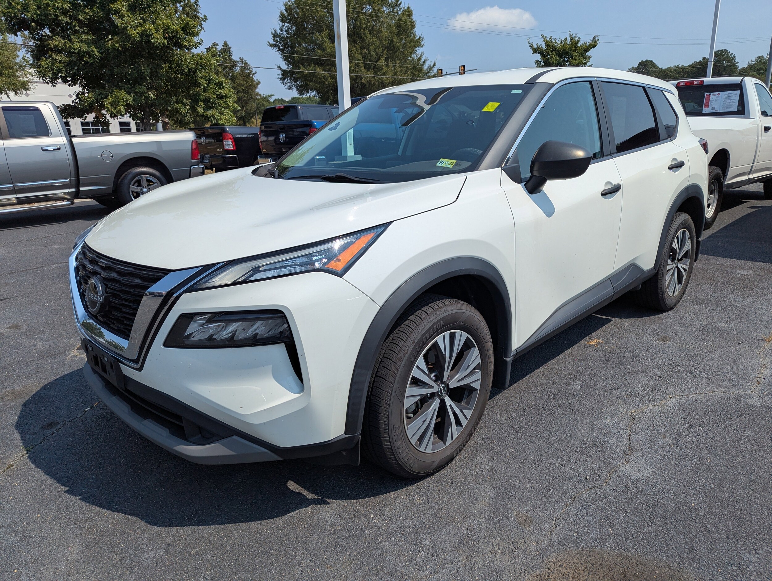 2023 Nissan Rogue AWD S photo 3