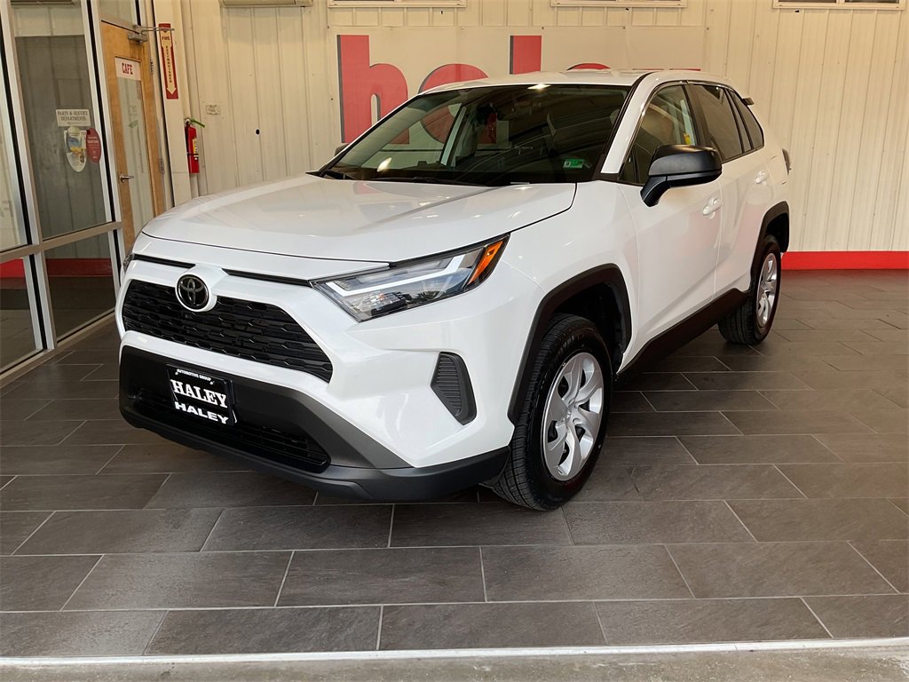 2024 Toyota RAV4 LE's photo