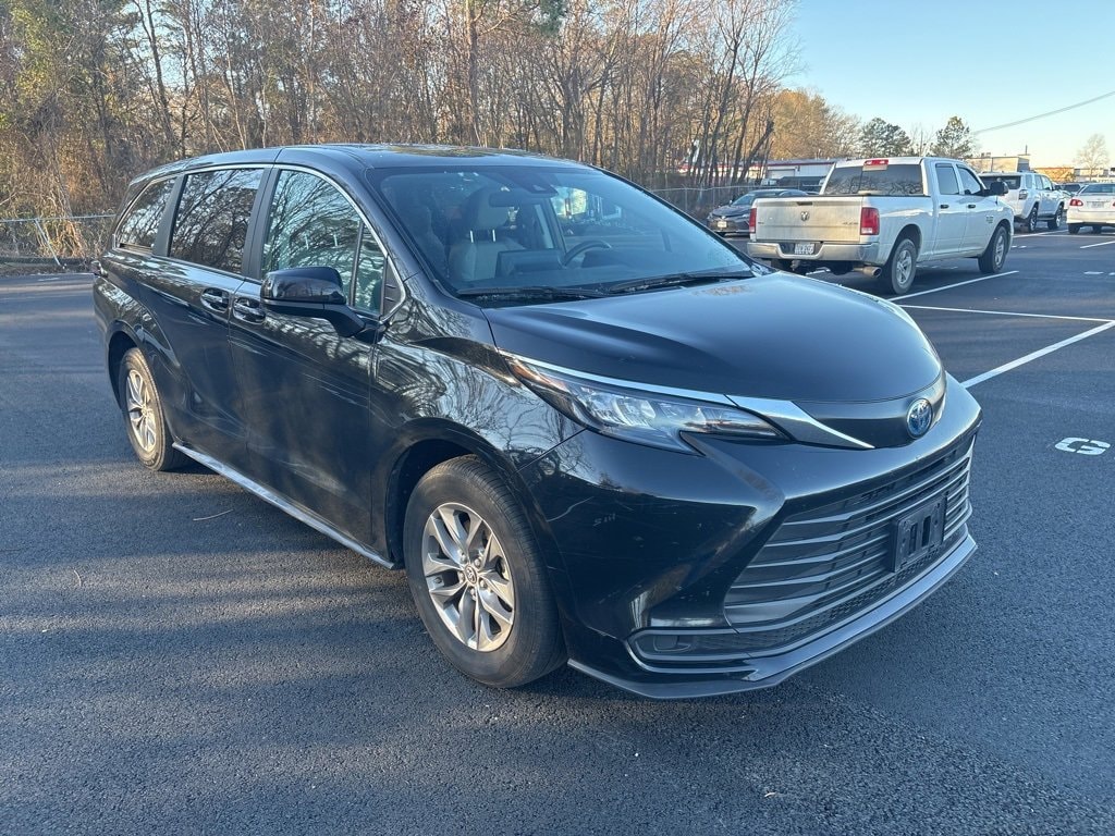 2024 Toyota Sienna LE's photo