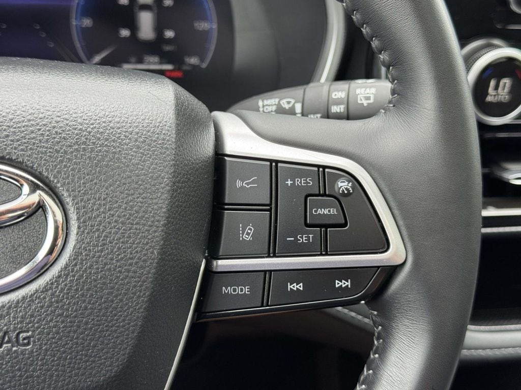 2025 Toyota Highlander XSE - Photo 12