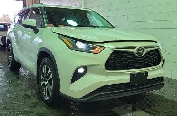 2023 Toyota Highlander XLE photo 2
