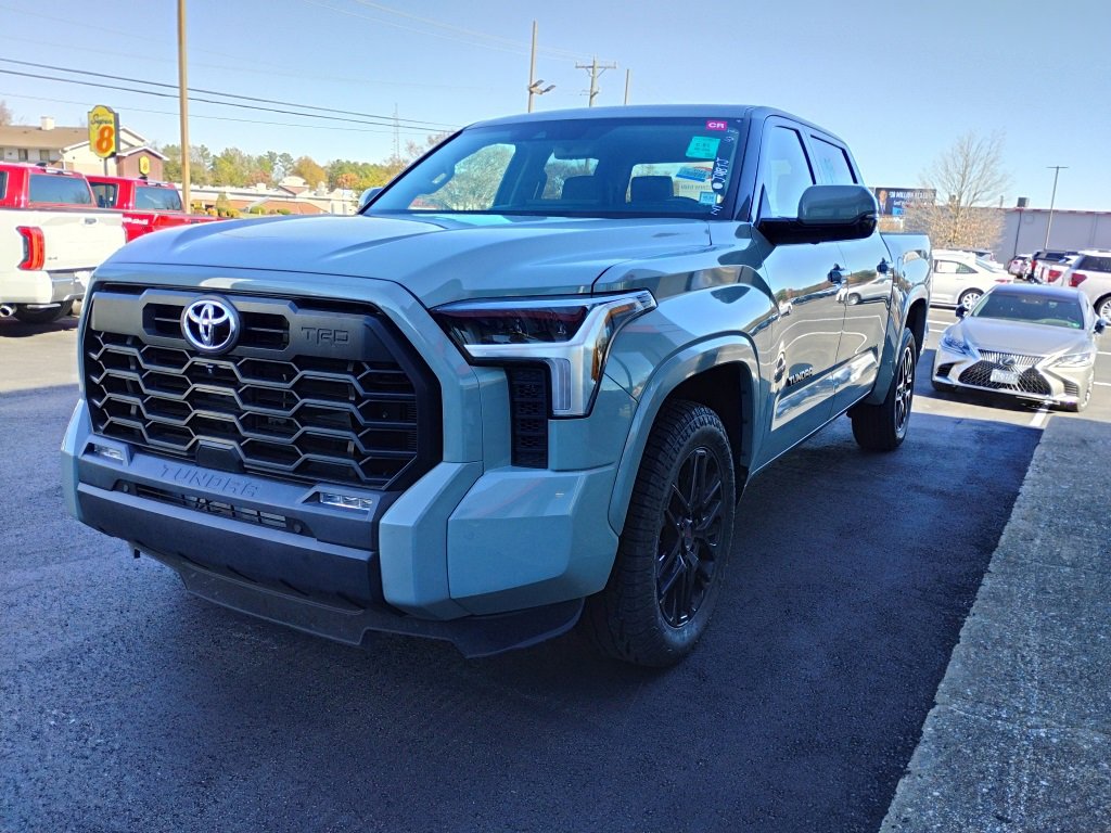 2023 Toyota Tundra SR5 CrewMax photo 4