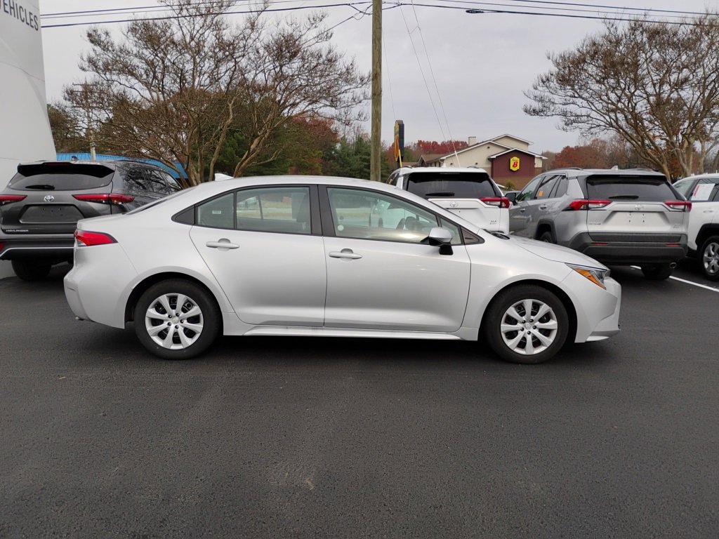 2025 Toyota Corolla LE photo 2