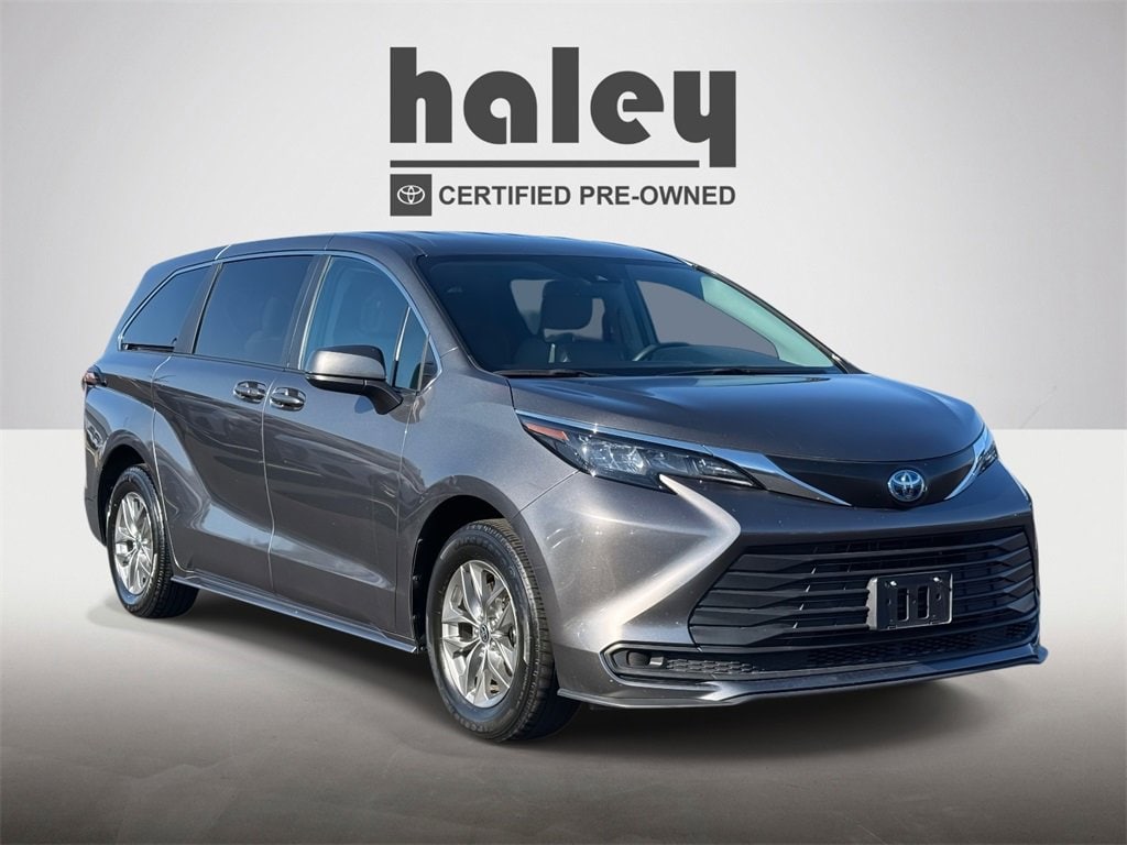 2024 Toyota Sienna LE's photo