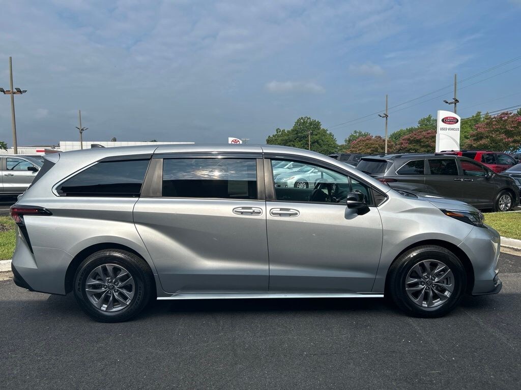 Used 2024 Toyota Sienna LE Minivan/Van