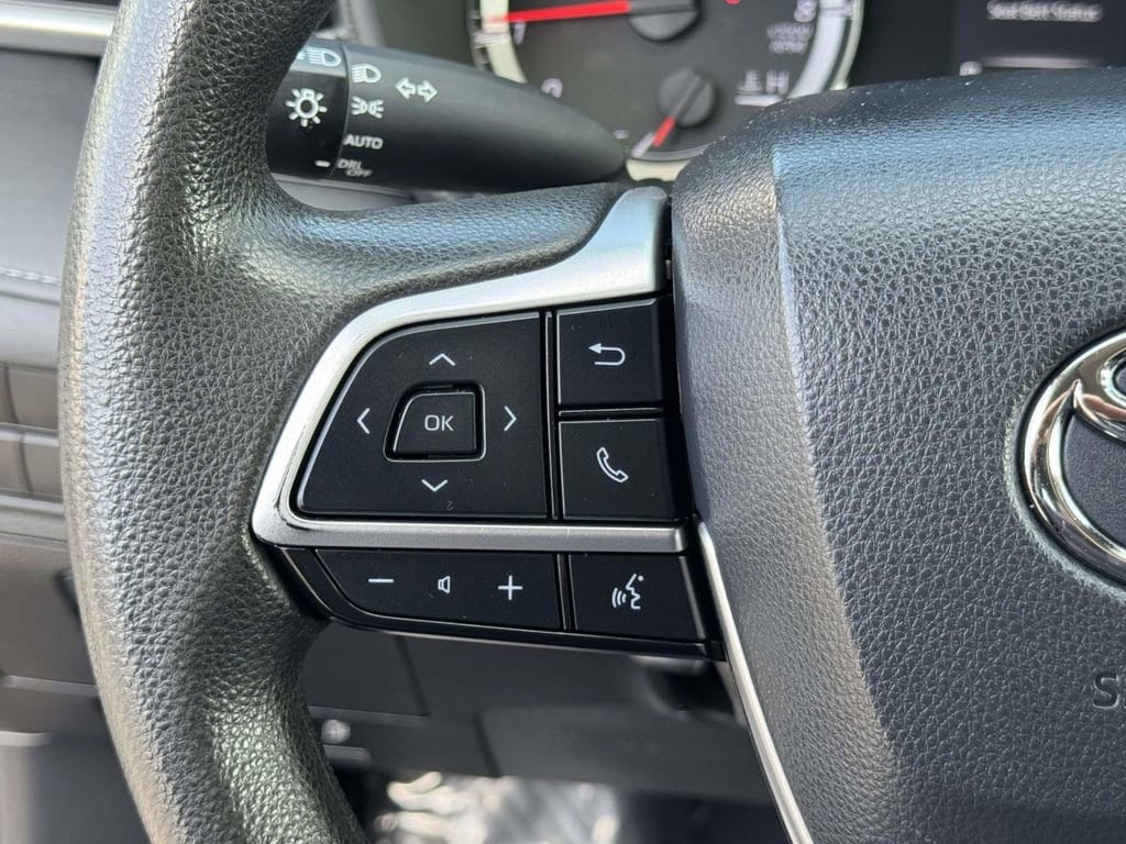 2022 Toyota Highlander L - Photo 11