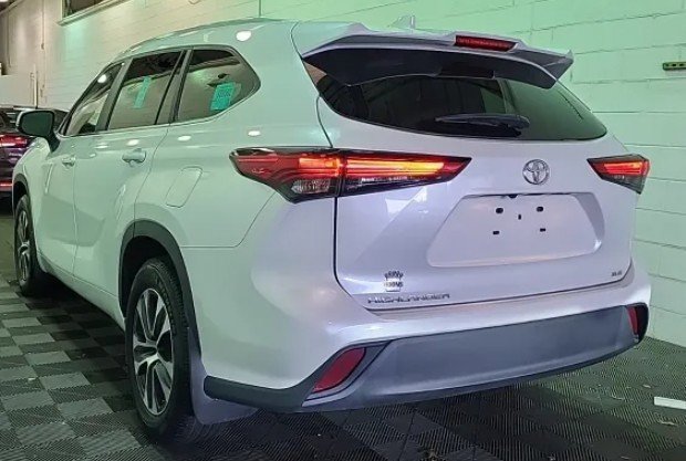 2023 Toyota Highlander XLE photo 3