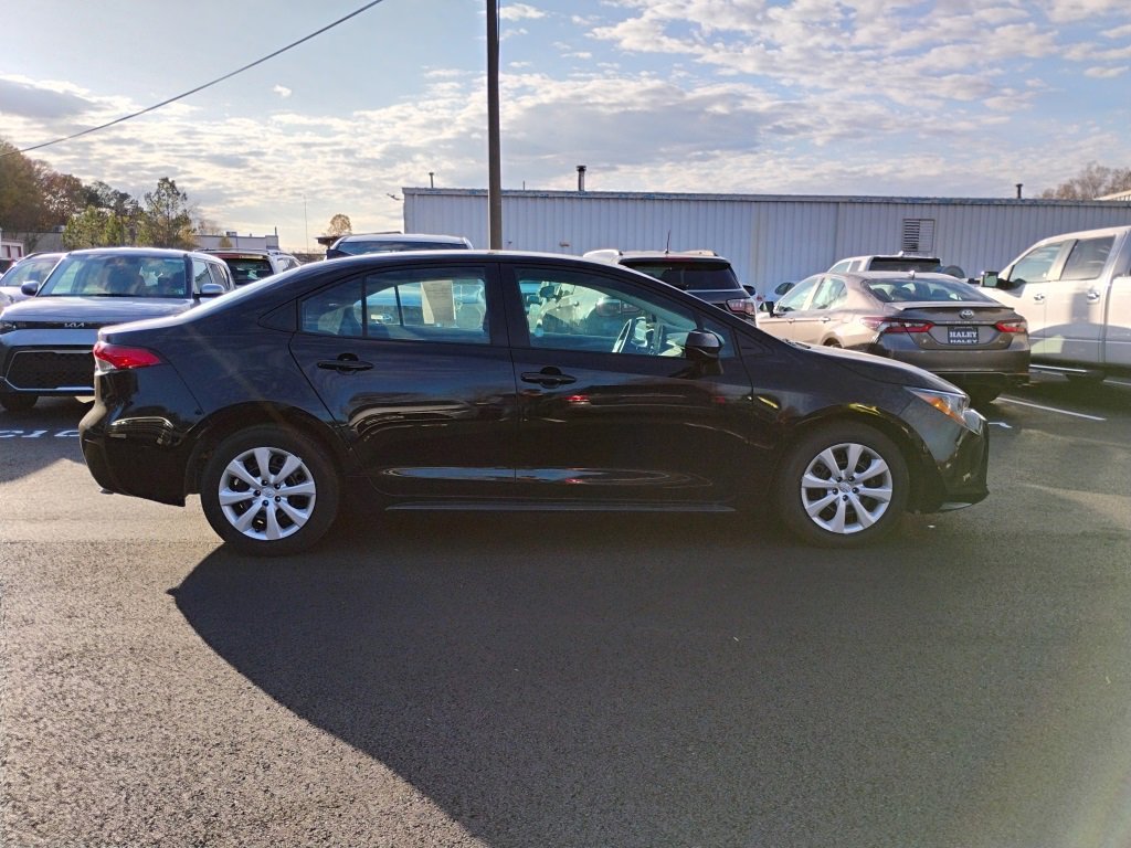 2025 Toyota Corolla LE photo 2