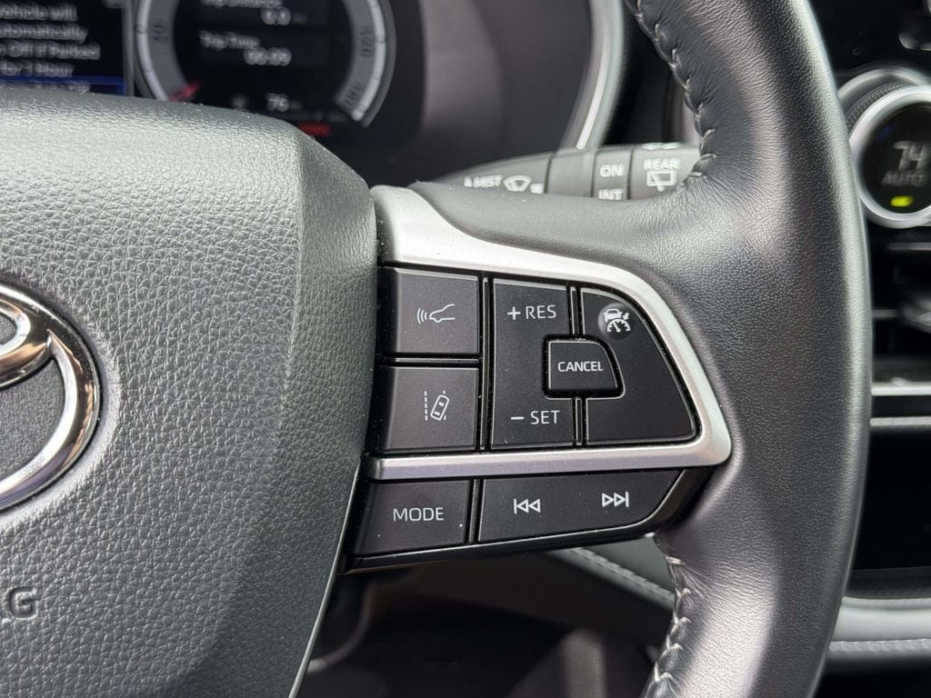 2025 Toyota Highlander XSE - Photo 12