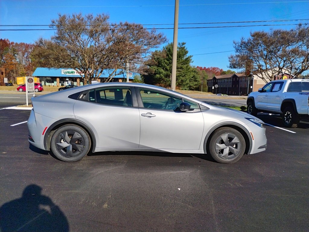 2024 Toyota Prius LE photo 2