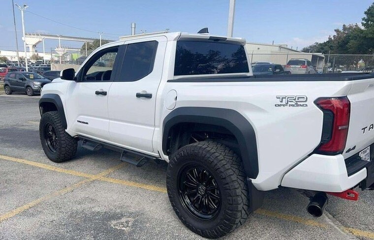 2024 Toyota Tacoma TRD Off-Road Double Cab photo 2