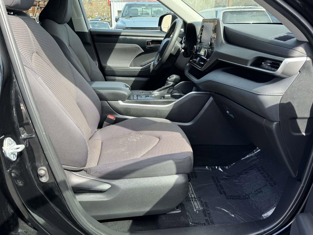 2022 Toyota Highlander L - Photo 14