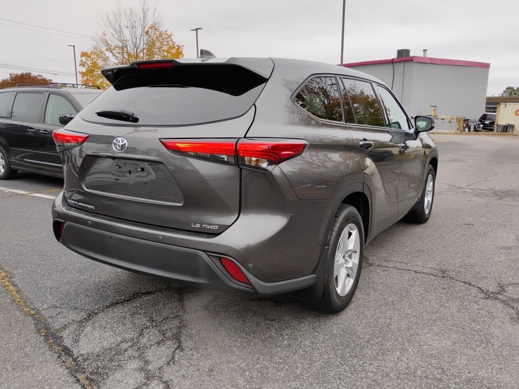 Used 2022 Toyota Highlander LE SUV