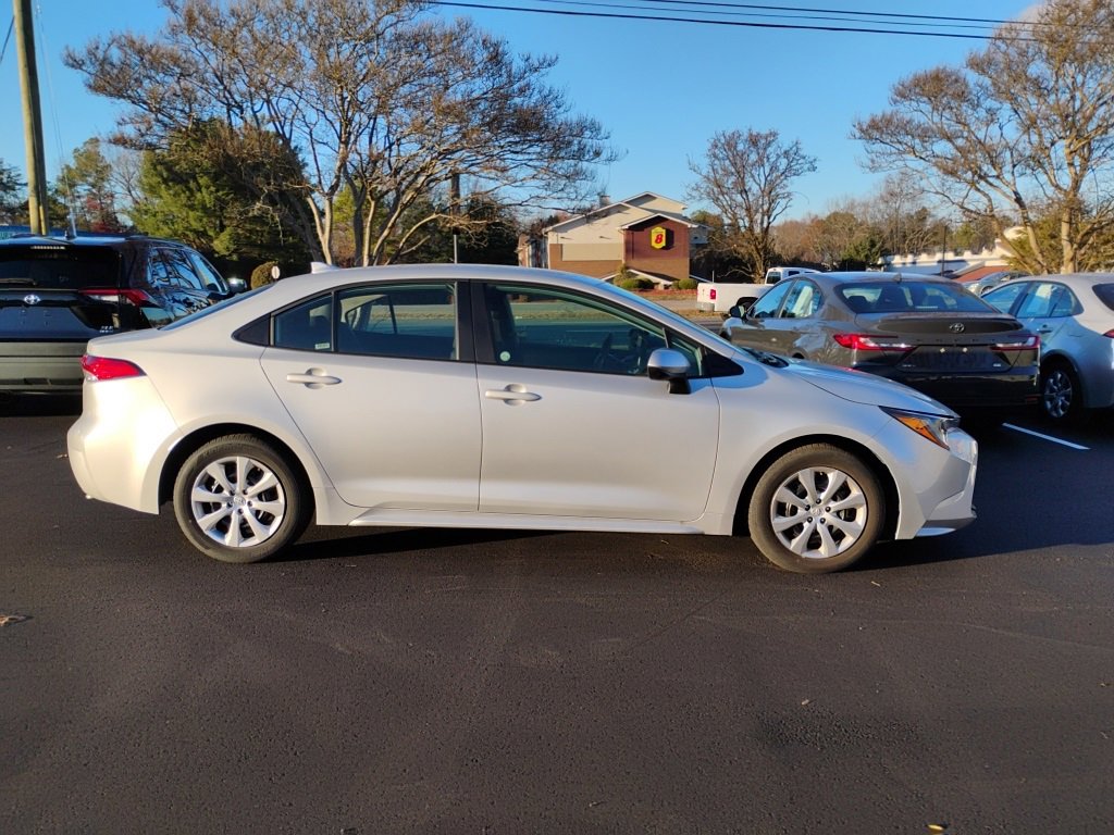 2025 Toyota Corolla LE photo 2
