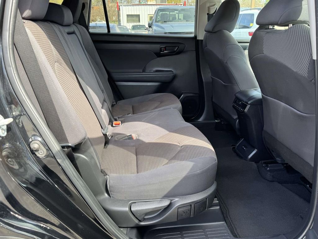 2022 Toyota Highlander L - Photo 15