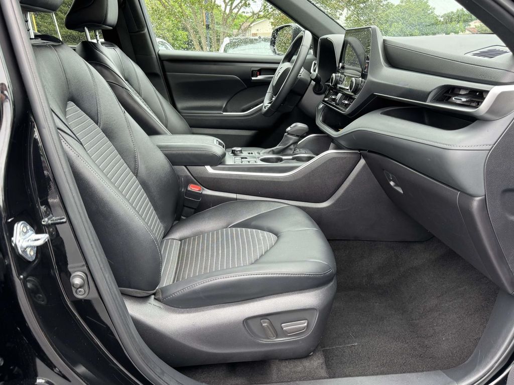 2025 Toyota Highlander XSE - Photo 14