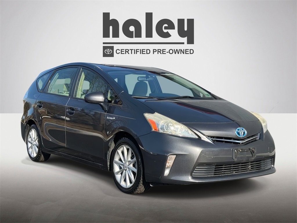 2014 Toyota Prius v Five's photo