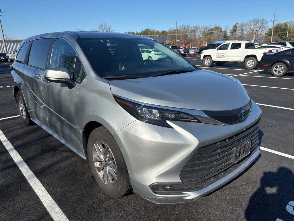 2024 Toyota Sienna LE's photo