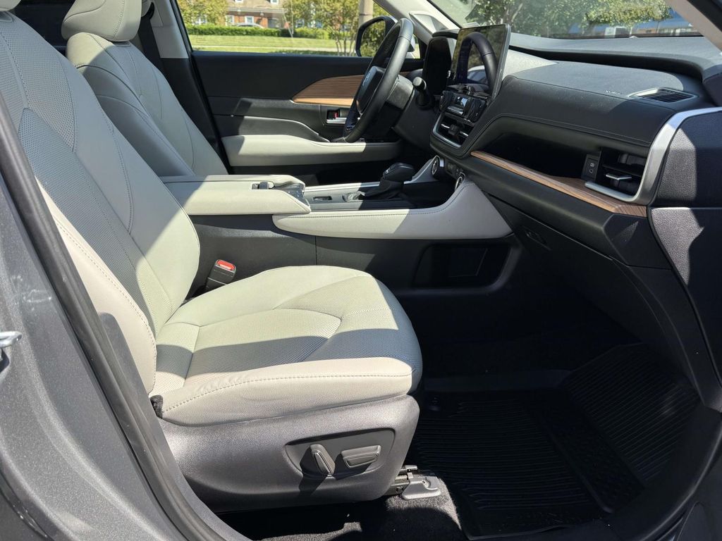 2025 Toyota Grand Highlander Limited - Photo 13