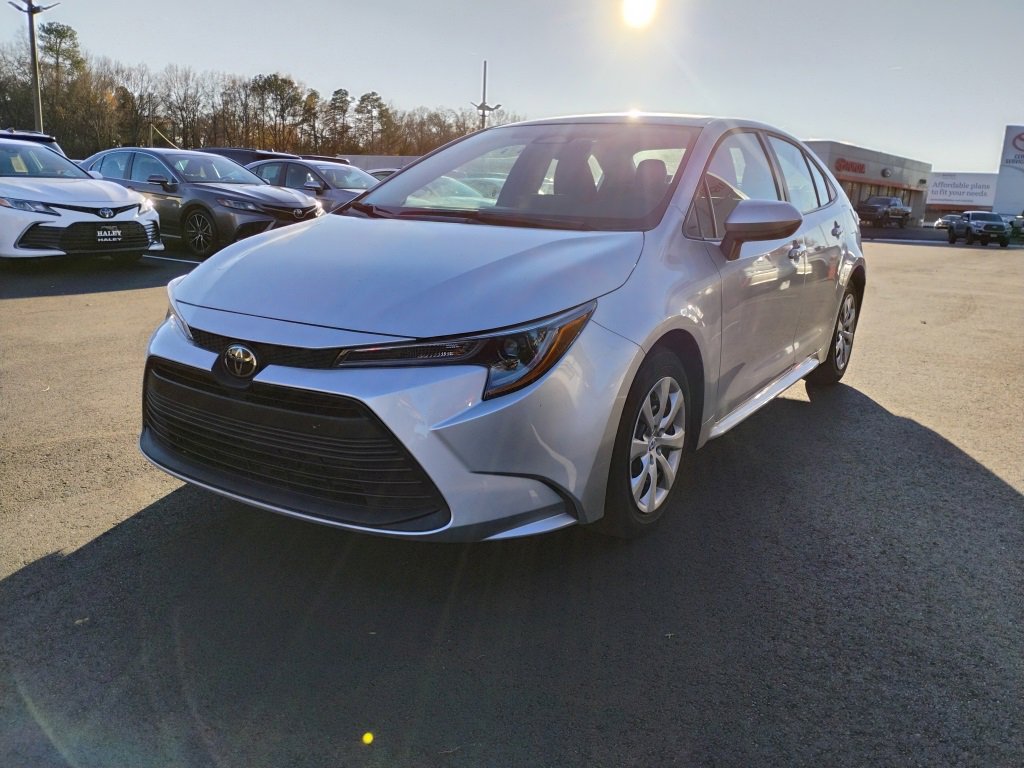 2025 Toyota Corolla LE photo 4