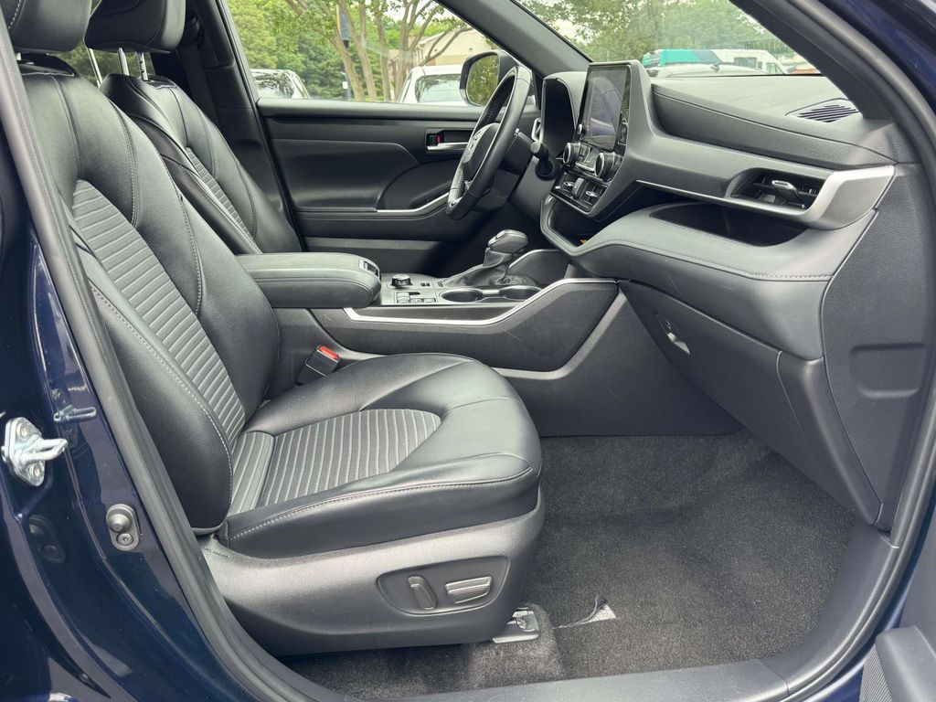 2025 Toyota Highlander XSE - Photo 14