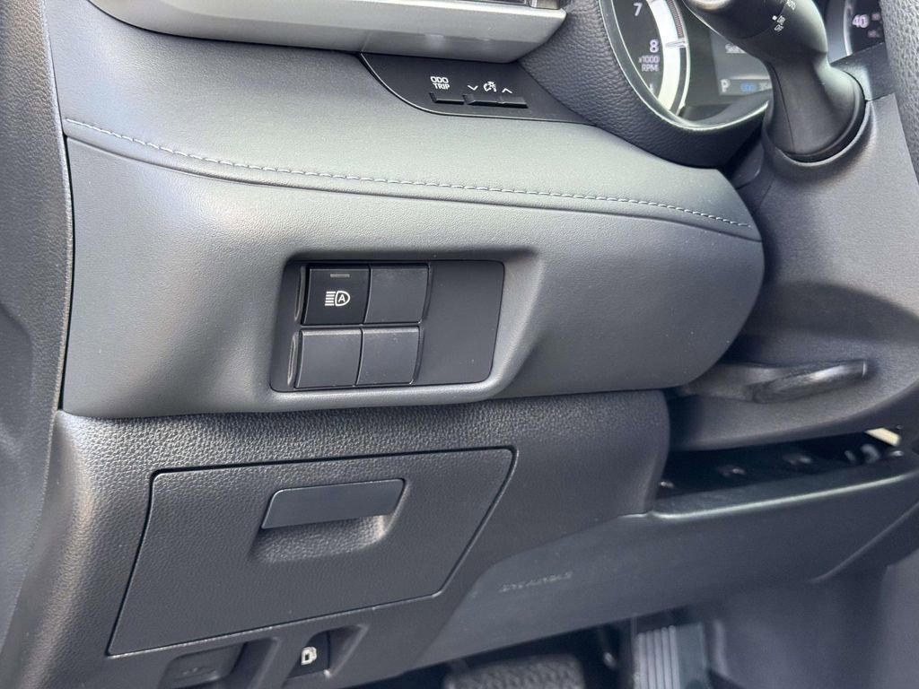 2022 Toyota Highlander L - Photo 10