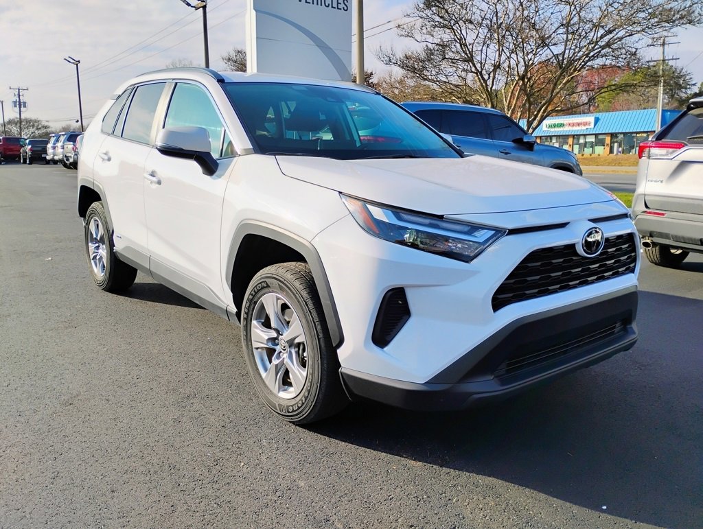 2025 Toyota RAV4 XLE's photo