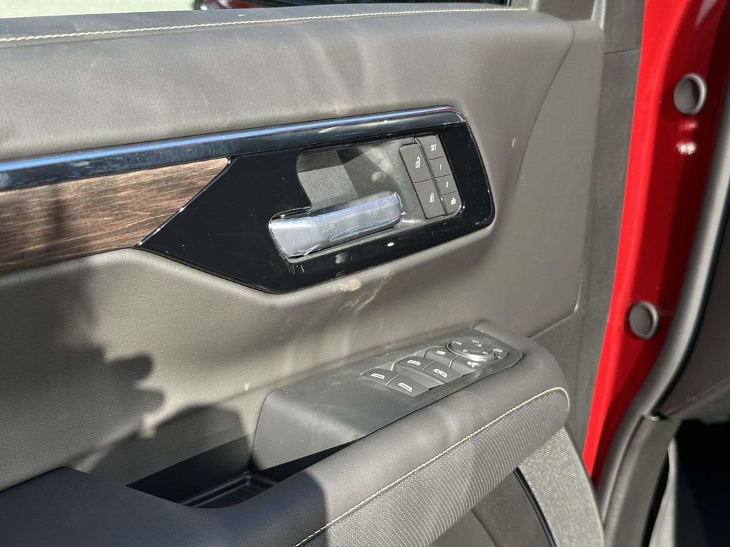 2026 Chevrolet Suburban Premier - Photo 18